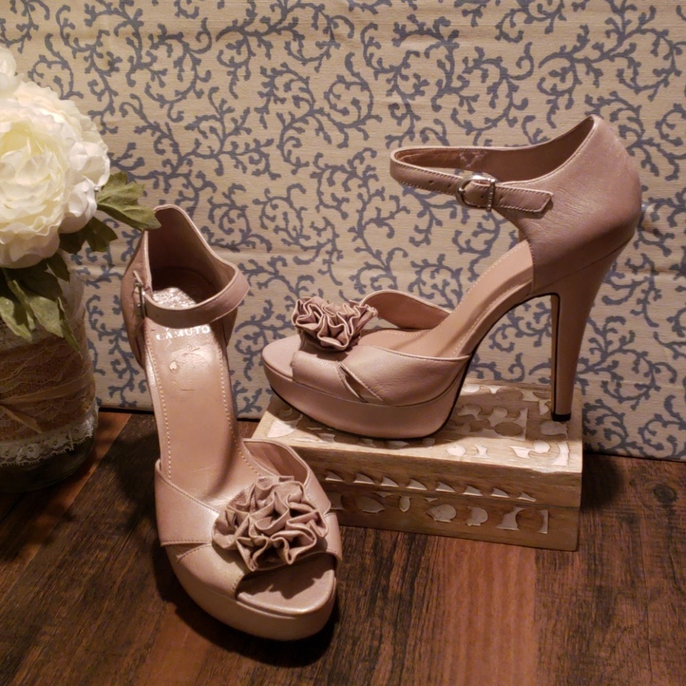 VINCE CAMUTO MORROCO NUDE PLATFORM HEEL NWOT